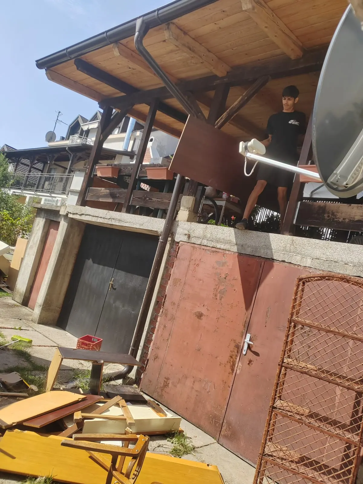 Odvoz glomaznog otpada — stari namještaj iznesen u dvorište u Zagrebu