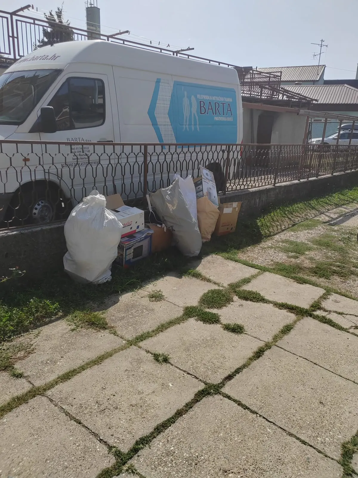 Kombi i vreće s glomaznim otpadom tijekom odvoza u Zagrebu