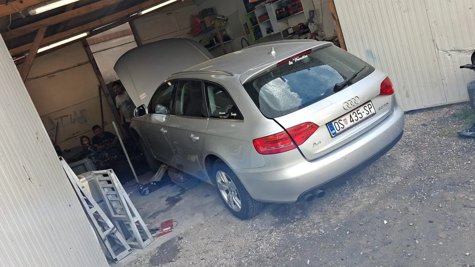 Otkup havariranih vozila — oštećeni automobil u garaži