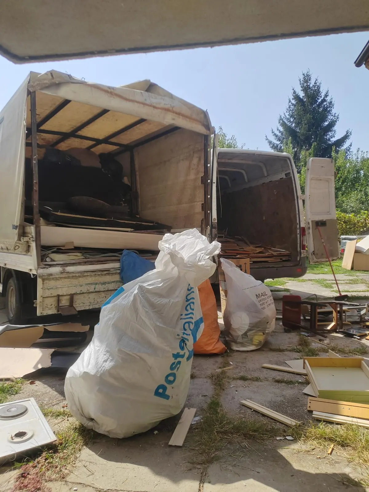Kamion Glomazno.com pri utovaru glomaznog otpada — odvoz glomaznog otpada Zagreb
